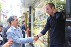 Bakırköy İstanbul Caddesi'nde esnafımızla kucaklaştık. Artık sandığa saatler kaldı. Demokrasi heyecanı bir başka