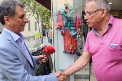 Bakırköy İstanbul Caddesi'nde esnafımızla kucaklaştık. Artık sandığa saatler kaldı. Demokrasi heyecanı bir başka